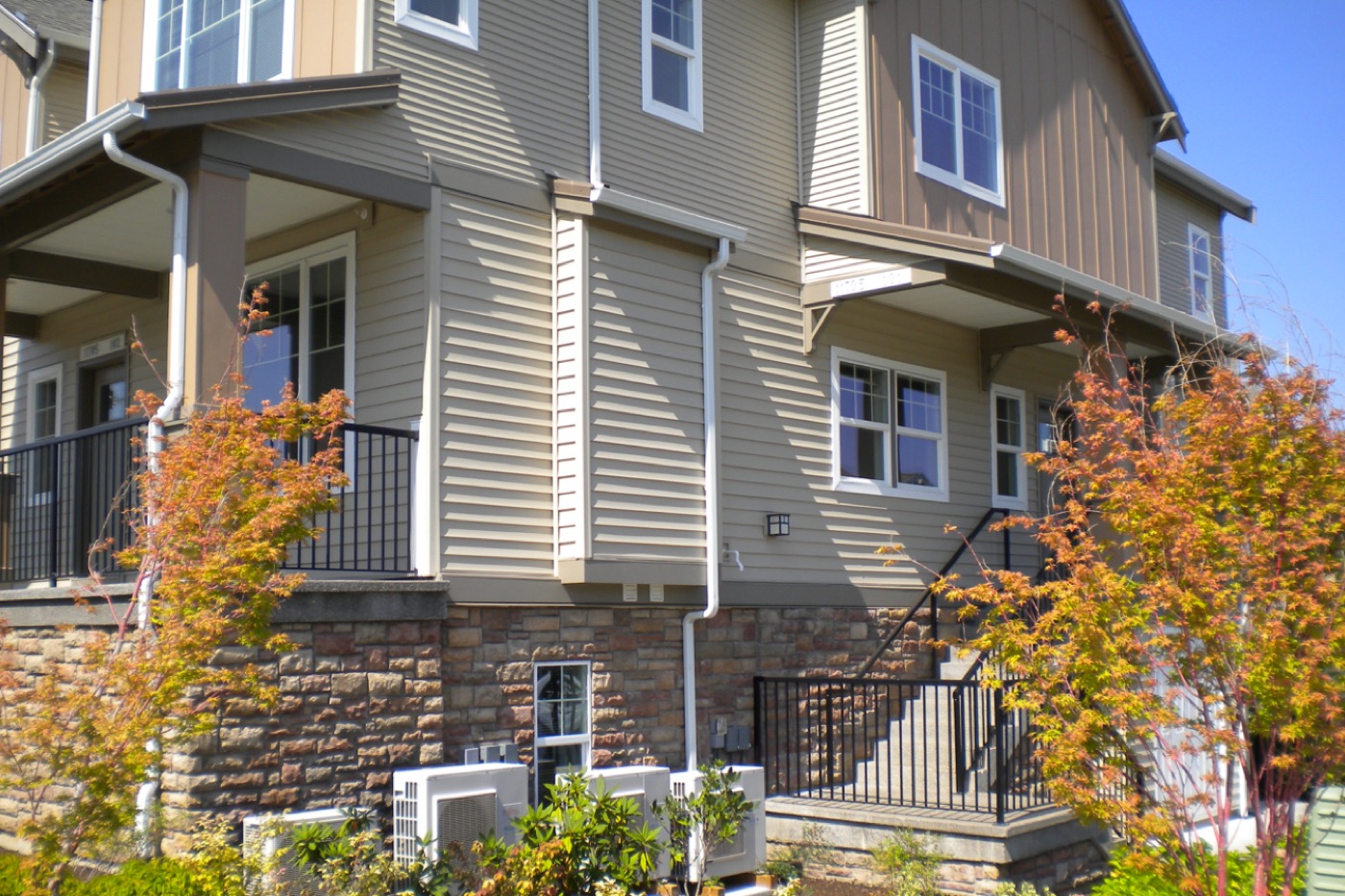 Willamette Ridge Apartments Exterior with HVAC Units